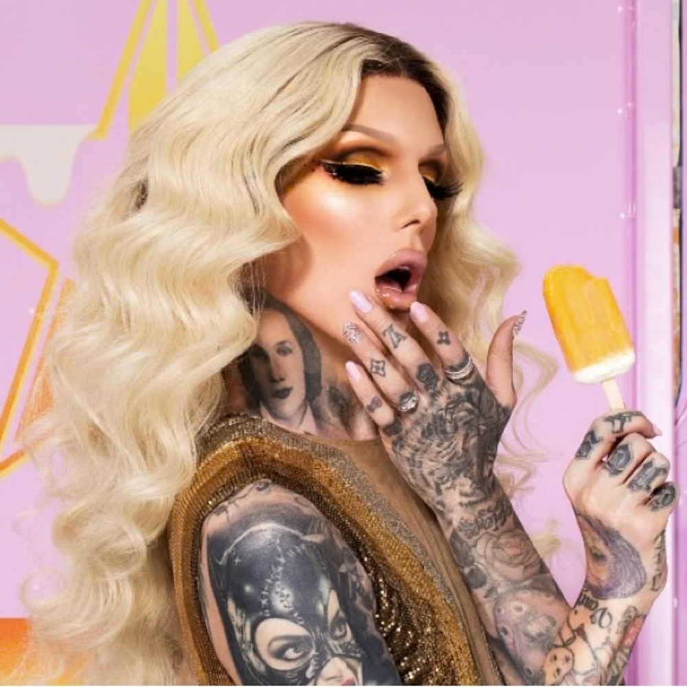 Jeffree Star “Frozen Peach” Supreme Frost Highlighter